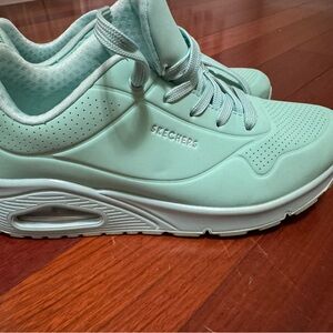 UNO stand on air sketchers memory foam sneakers. Size 7.5. Excellent condition.